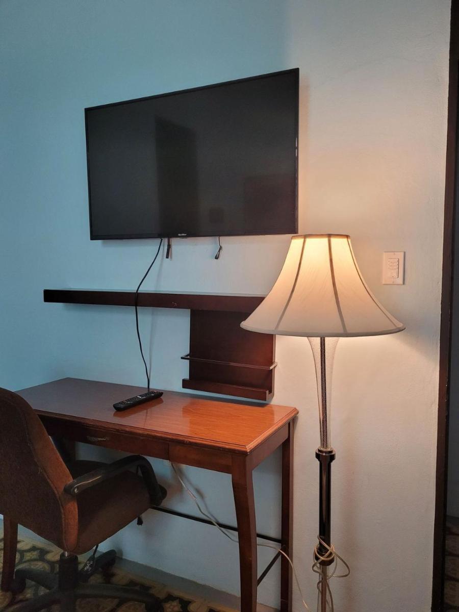 Miramar Unit 1, Near Beach, Restaurants and Bars- sleeps up to 6 - Housity