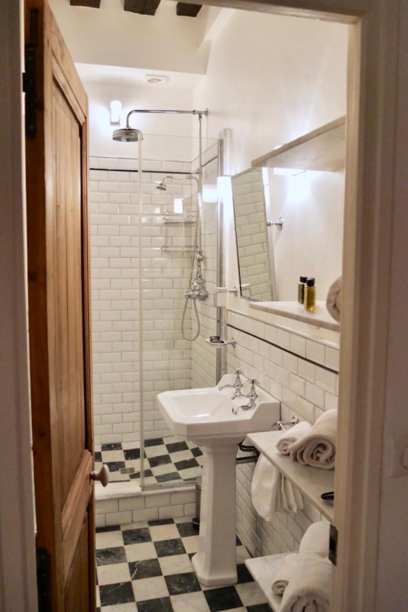 Suitetrails - FULLY RENOVATED very quiet charming 2bed/2bath flat in the Marais sleeps up to 4