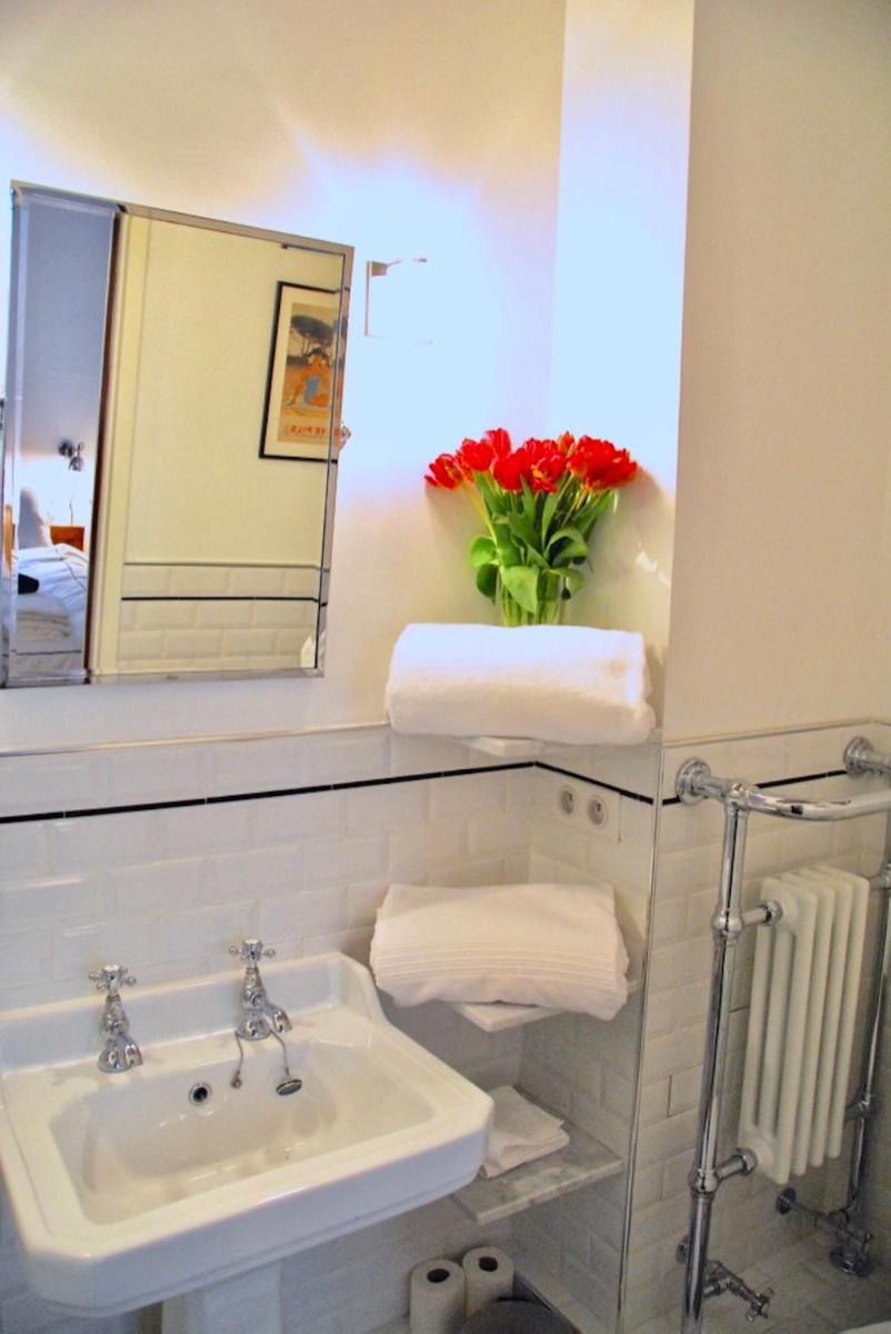 Suitetrails - FULLY RENOVATED very quiet charming 2bed/2bath flat in the Marais sleeps up to 4