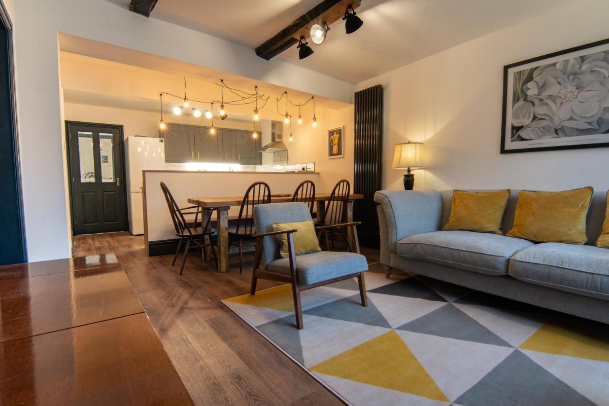 Former 16th Century Inn - In the heart of Macclesfield, gateway to the Peaks - Hizvo