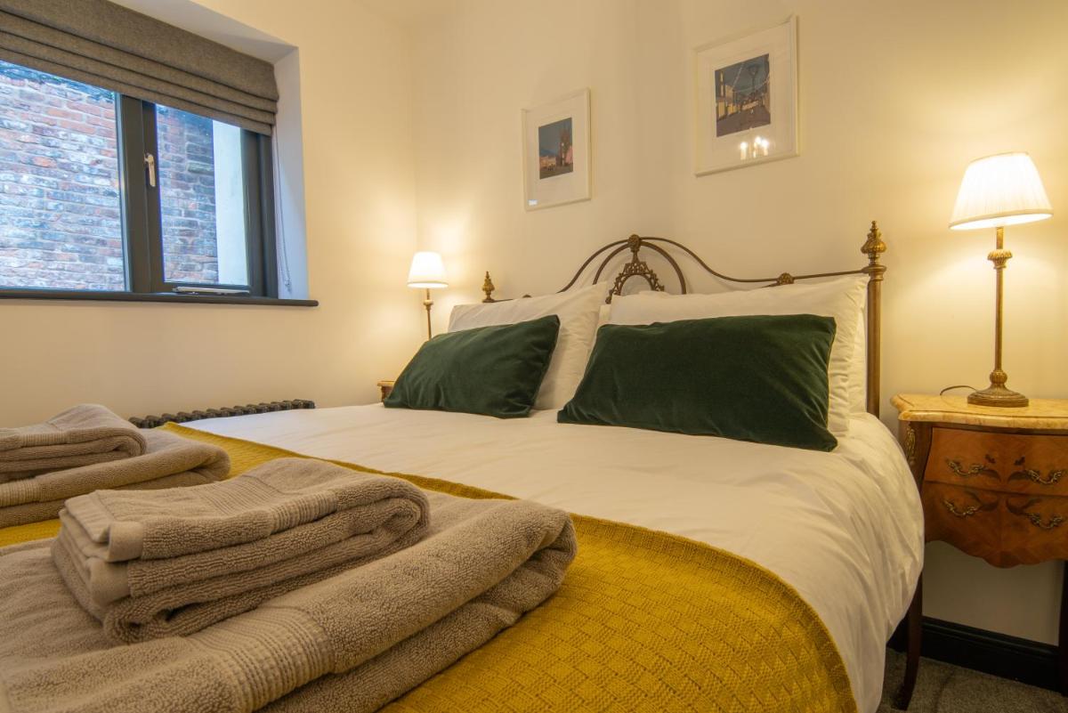 Former 16th Century Inn - In the heart of Macclesfield, gateway to the Peaks - Hizvo