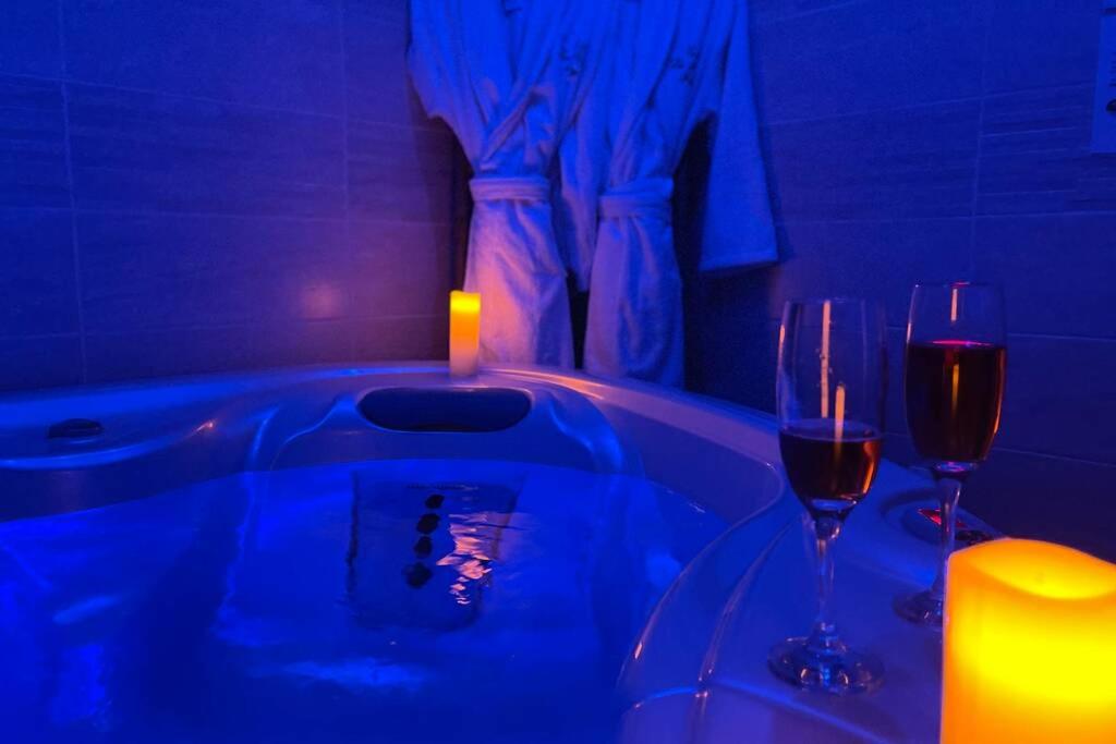 Séjour Romantique Jacuzzi intérieur Privé - Housity