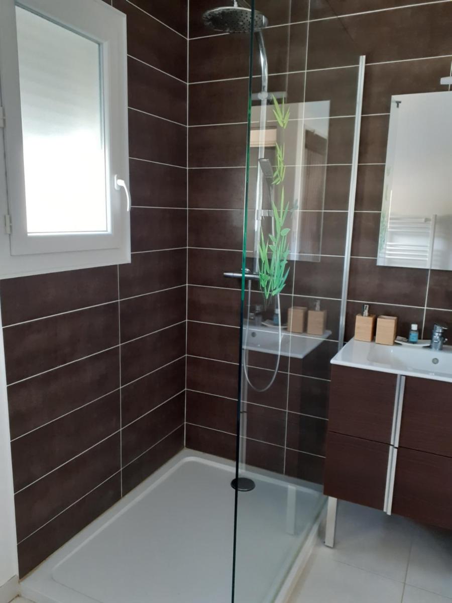 Chambre privée au coeur d'une pinède dans un quartier résidentiel - Housity