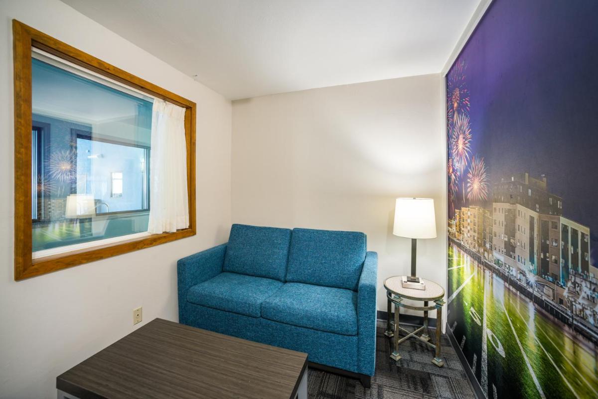 AmericInn by Wyndham Green Bay Near Stadium - Housity