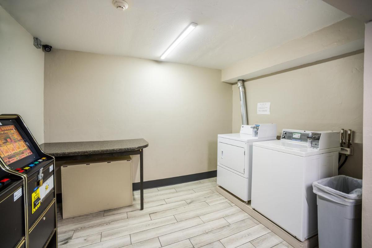 AmericInn by Wyndham Green Bay Near Stadium - Housity