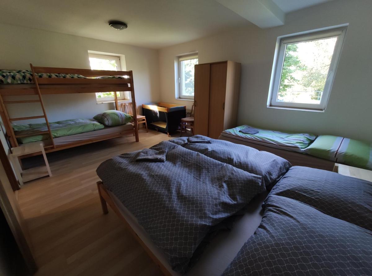 Apartmán Hulín, Chrášťany - bílý - Housity