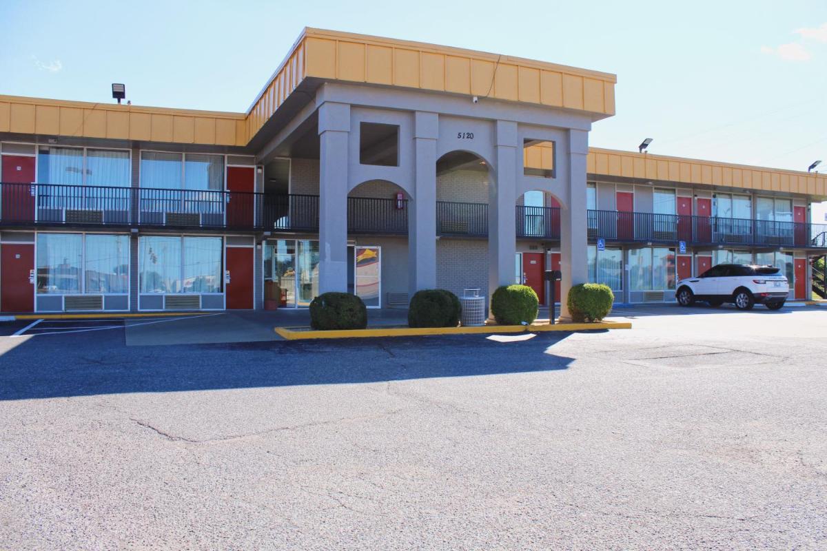 Econo Lodge Paducah West I-24 - Housity