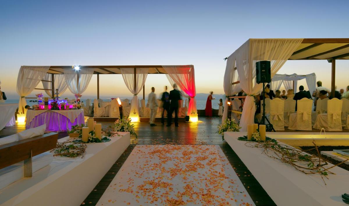 Una vista de una boda con gente de pie bajo una carpa. en H10 Gran Tinerfe - Adults Only, en Adeje 52 fotos más