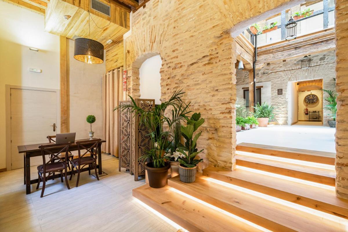 Azacanes Hostal Boutique Toledo - Housity