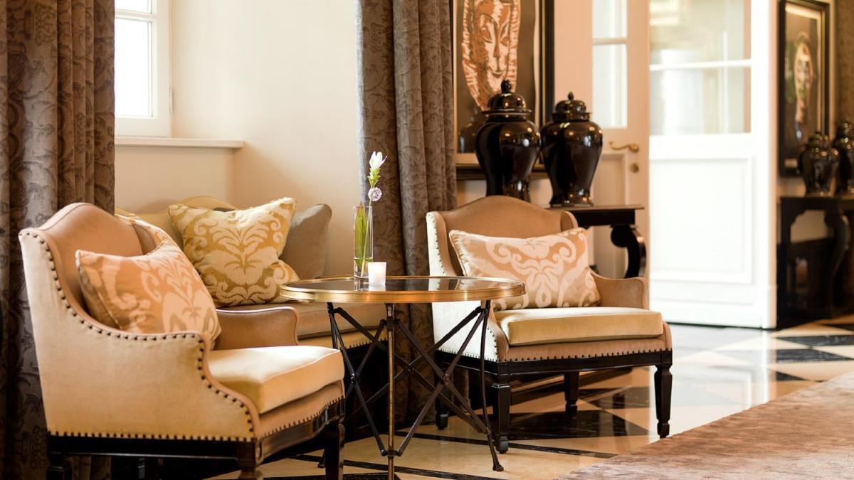 Ein Sitzbereich in der Unterkunft Althoff Grandhotel Schloss Bensberg
