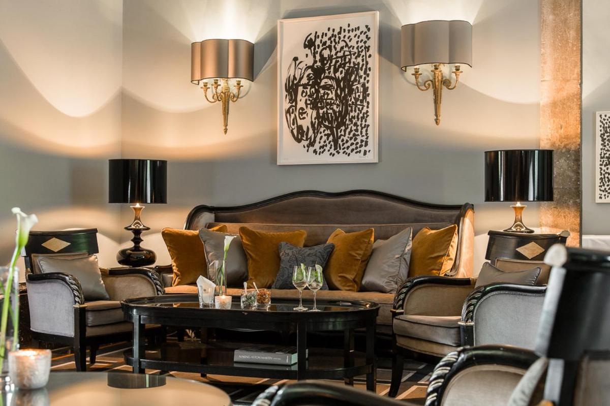 Ein Sitzbereich in der Unterkunft Althoff Grandhotel Schloss Bensberg