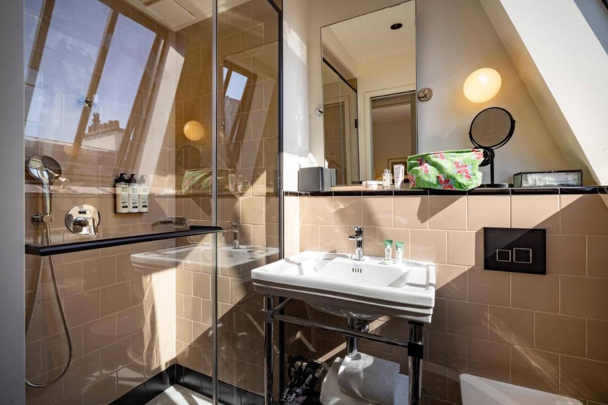 Salle de bains dans l'établissement Dadou Paris