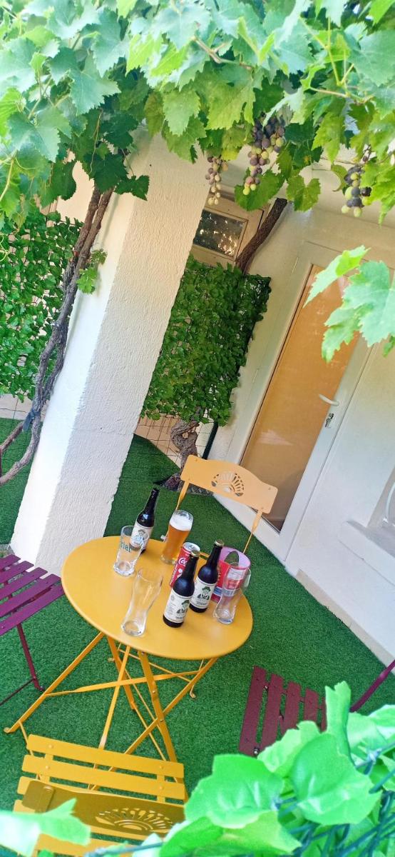 LE JAD Joli F2 proche Gare, Arènes avec terrasse privée - Housity
