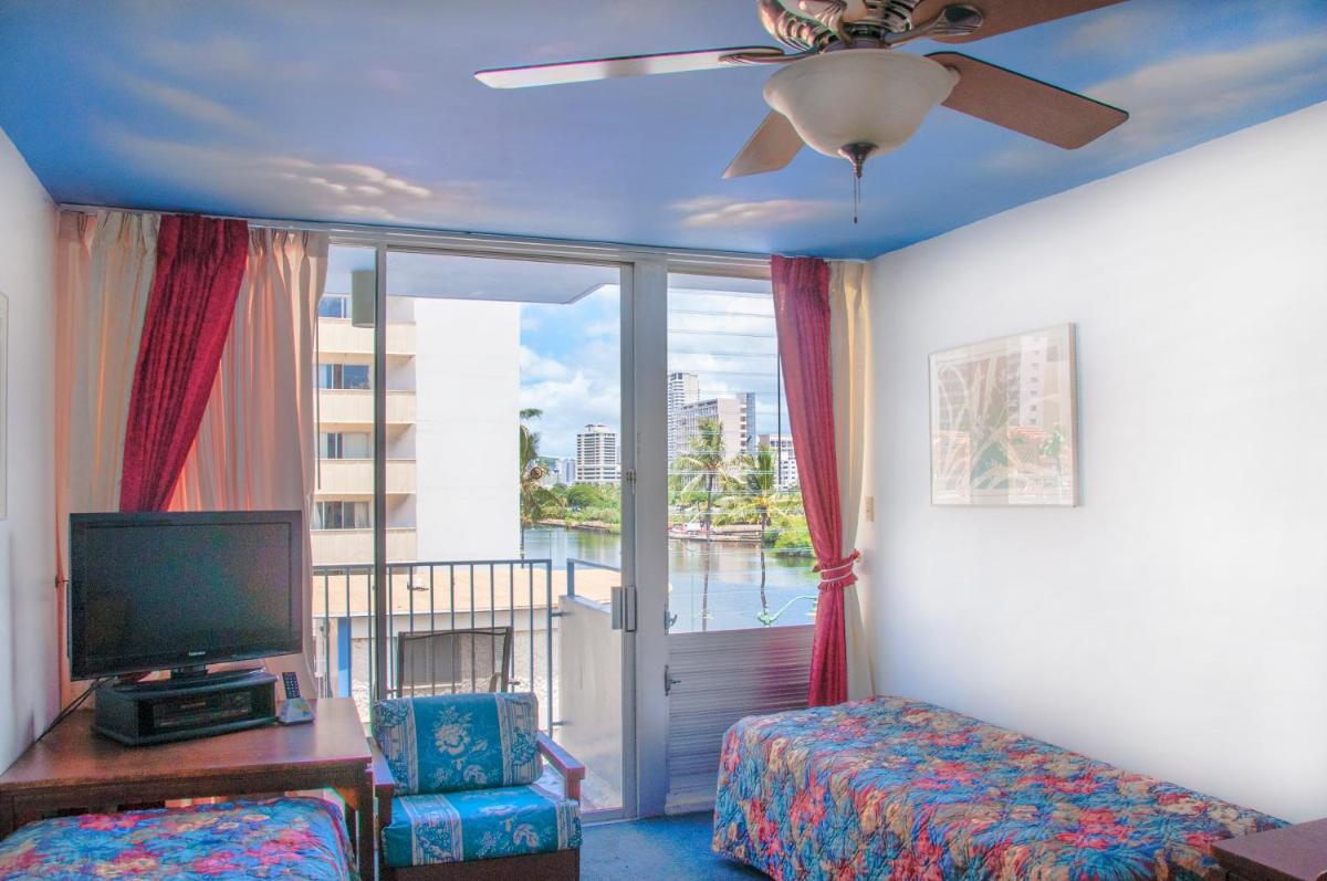 Holiday Surf Hotel (with full kitchen) - Housity
