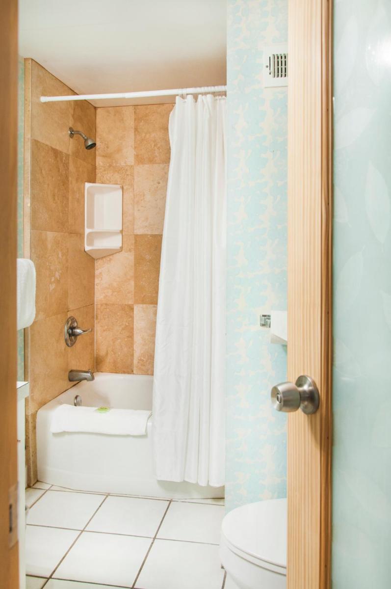 Holiday Surf Hotel (with full kitchen) - Housity