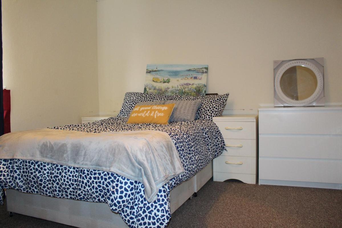 Lovely 2 bedroom end terrace house in Belfast - Housity