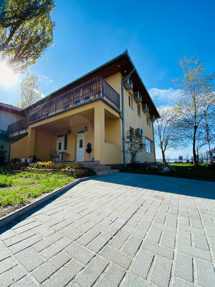 Pillangó Vendégház - Housity