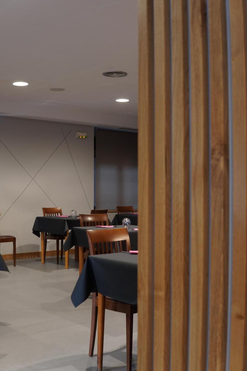 Hostal Restaurante Ibaisek - Housity