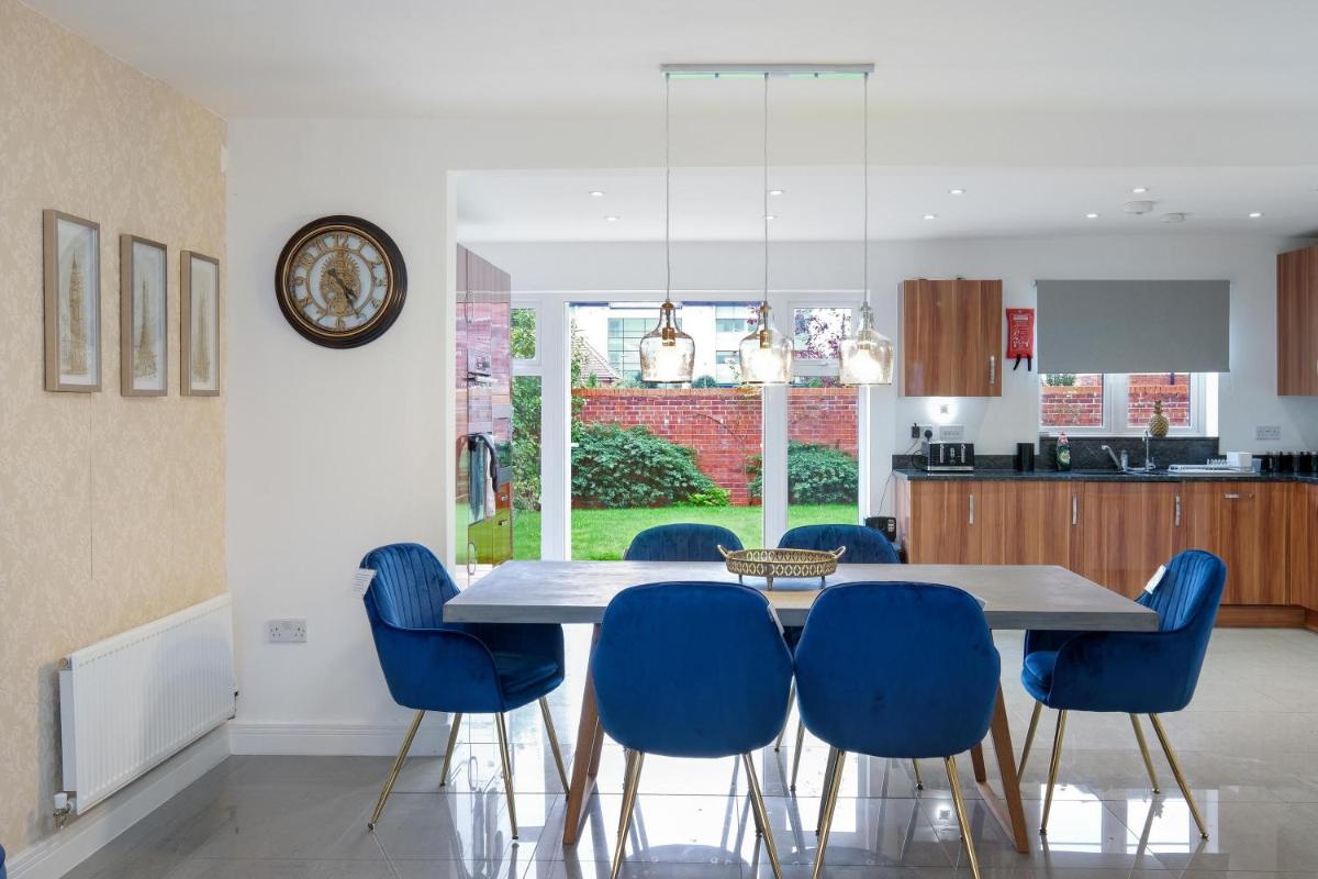 Luxury 5 bedroom Serviced House Leavesden With 4 Bathrooms and Parking - Housity