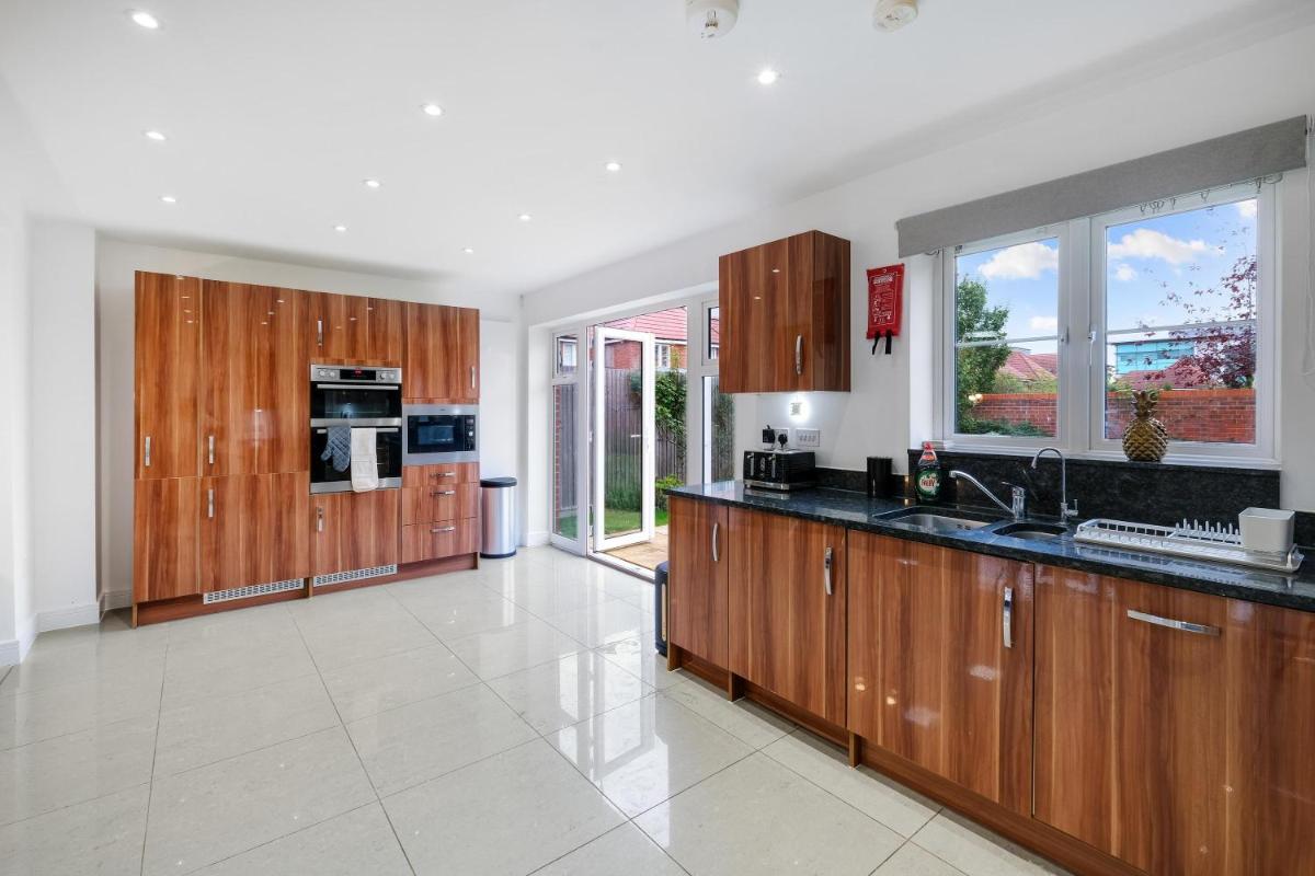 Luxury 5 bedroom Serviced House Leavesden With 4 Bathrooms and Parking - Housity