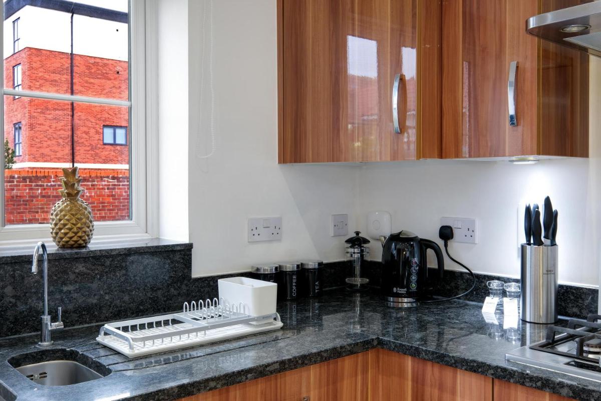 Luxury 5 bedroom Serviced House Leavesden With 4 Bathrooms and Parking - Housity