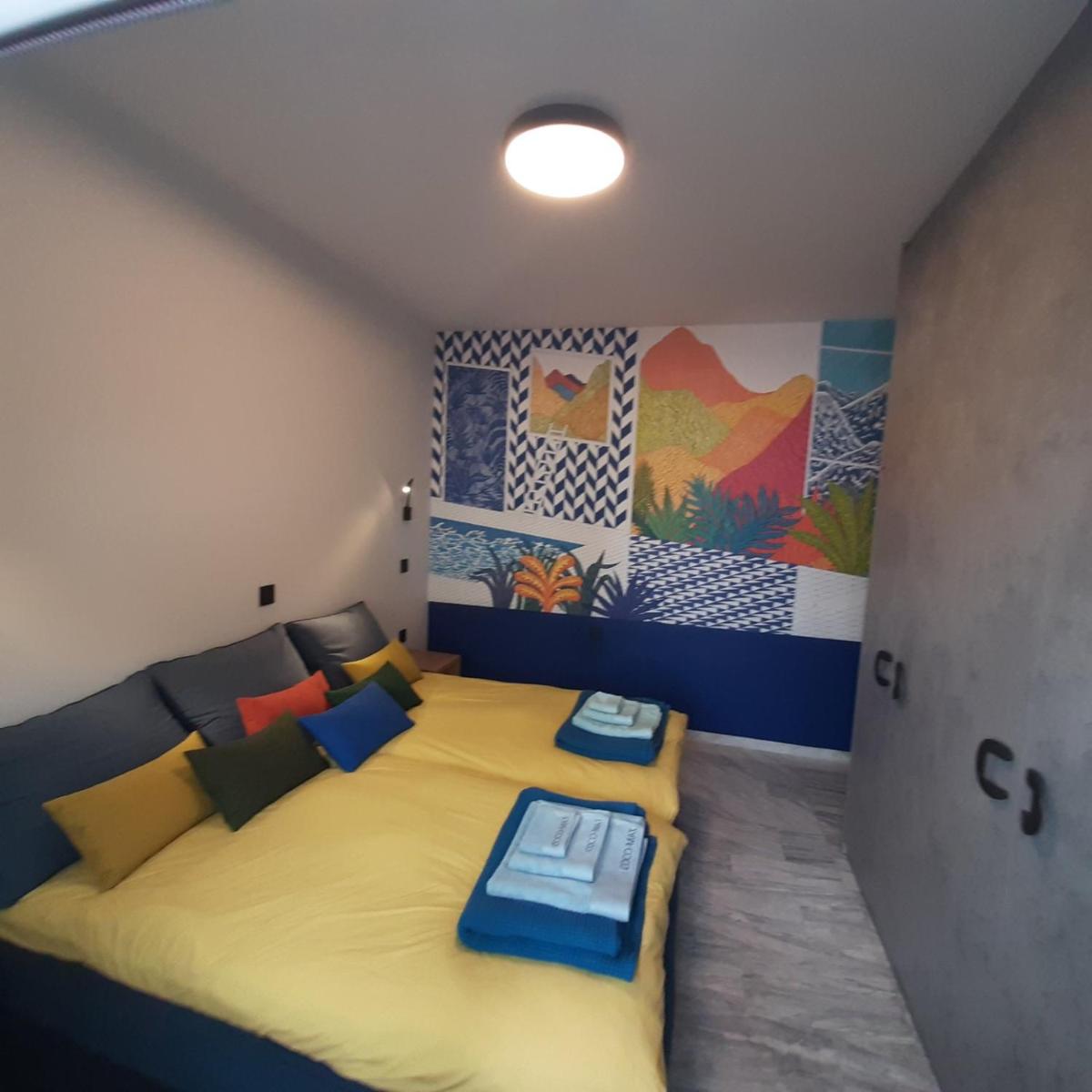 Sandy's Superior Suite - Housity