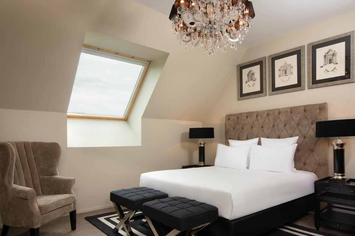 Un ou plusieurs lits dans un hébergement de l'établissement Royal Hainaut Spa & Resort Hotel