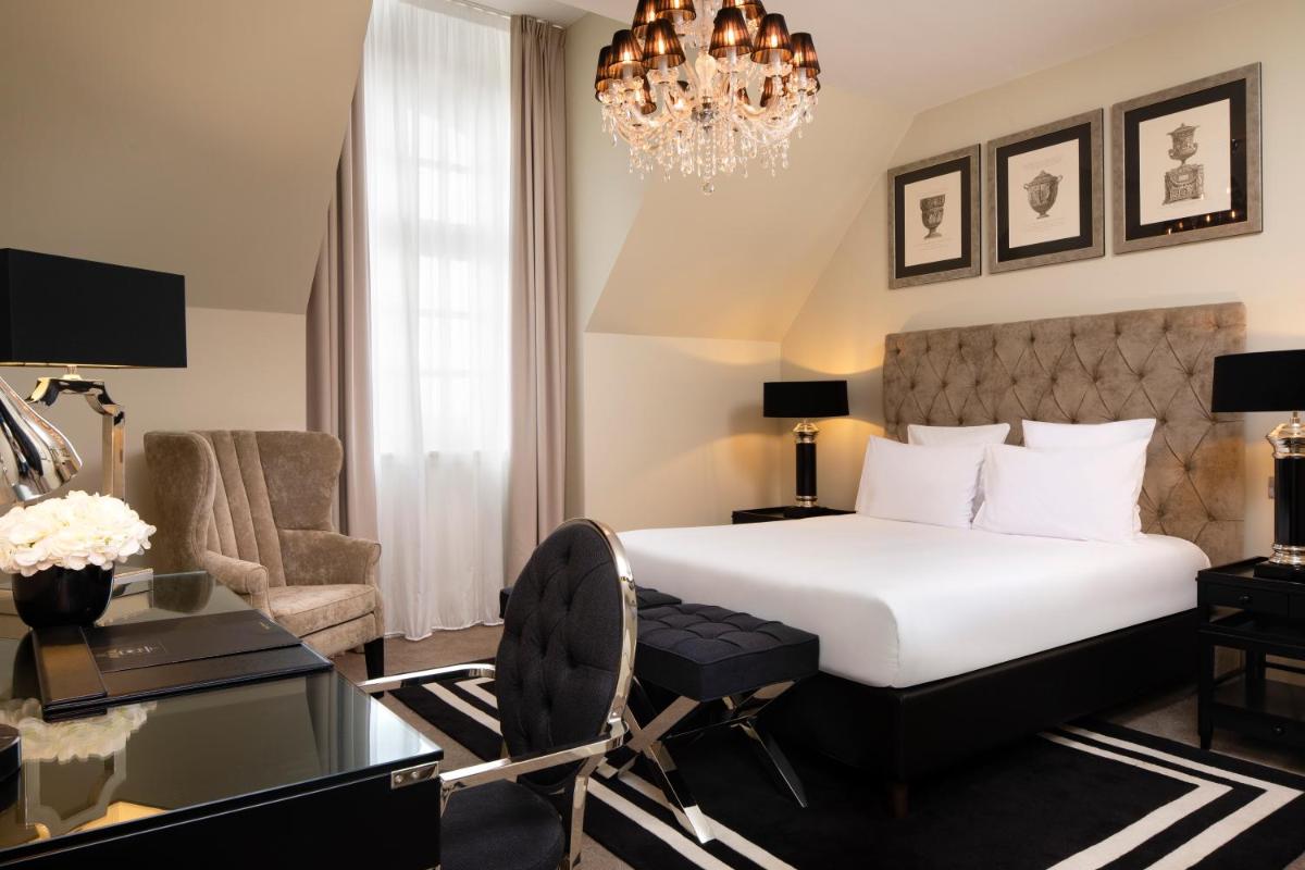 une chambre d'hôtel avec un lit et un bureau dans l'établissement Royal Hainaut Spa & Resort Hotel, à Valenciennes