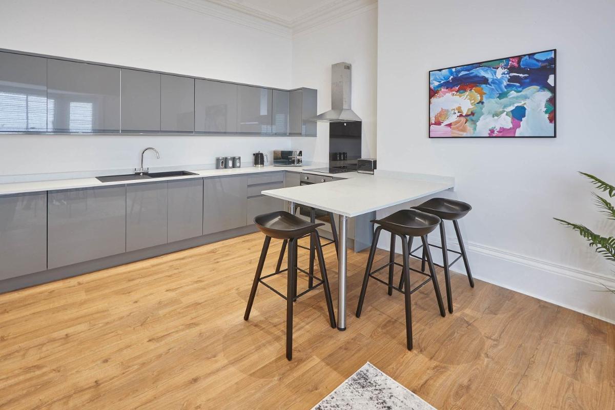 Host &amp; Stay - 39 Marine Parade - Housity