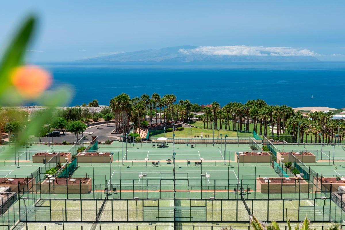 Instalaciones para jugar a tenis o squash en Los Jardines de Abama Suites & Villas o alrededores
