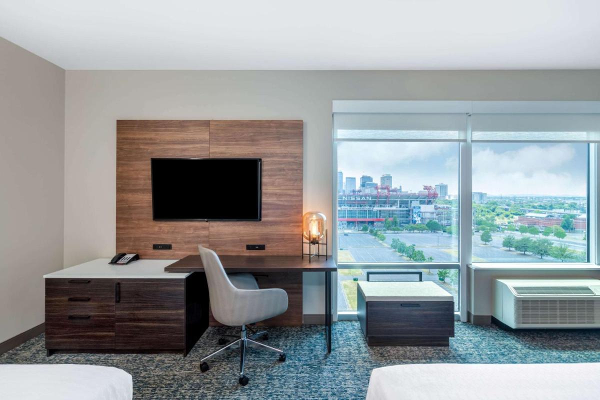 La Quinta Inn & Suites by Wyndham Nashville Downtown Stadium - Housity