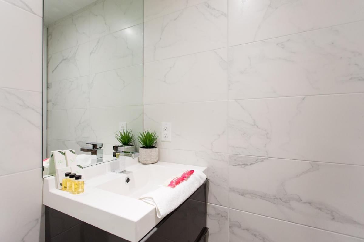 Blue Tropics Studio in Little Italy with kitchen by Den Stays - Housity