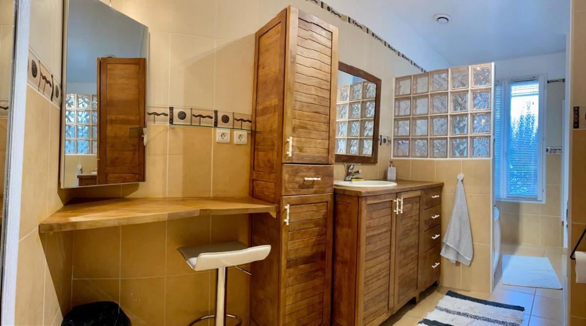 Chambre privée et CALME CHEZ L'HABITANT- Sdb commune-parking privé - Housity