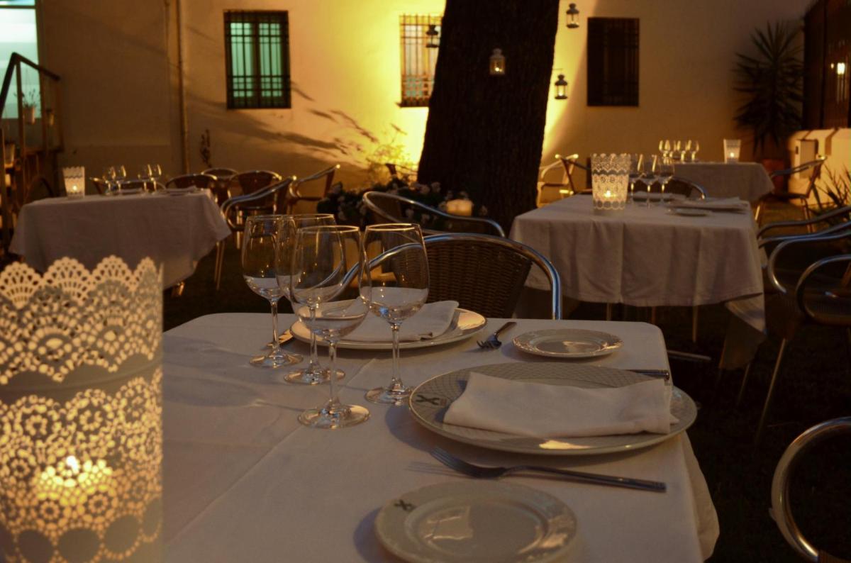 Un restaurante o sitio para comer en Hotel Mirador de Llerena