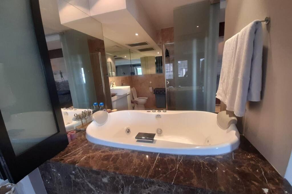Exquisite Apartment with Jaccuzzi Pool Table and Cinema - Housity