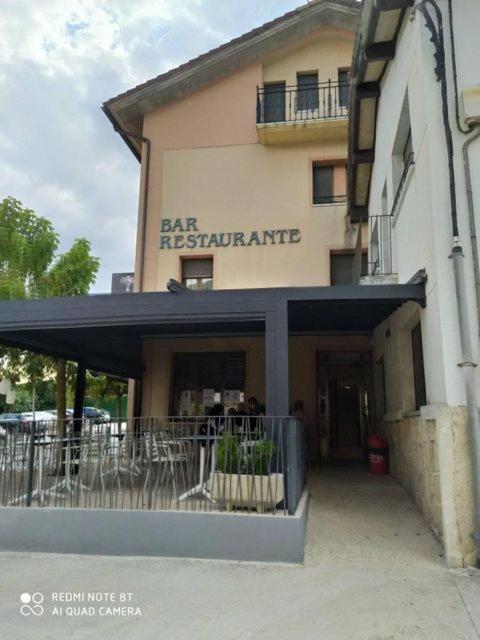 Hostal Restaurante Ibaisek - Housity