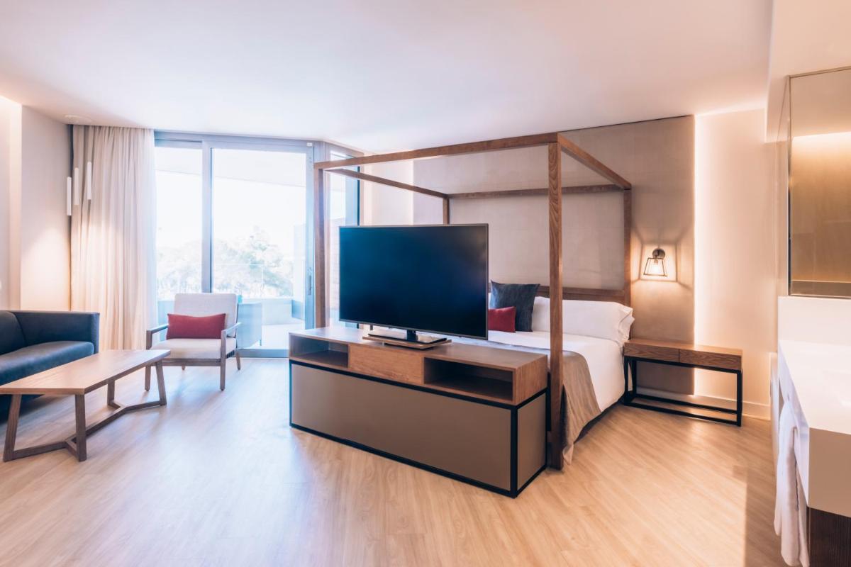Una televisión o centro de entretenimiento en Iberostar Selection Llaut Palma- Adults Only