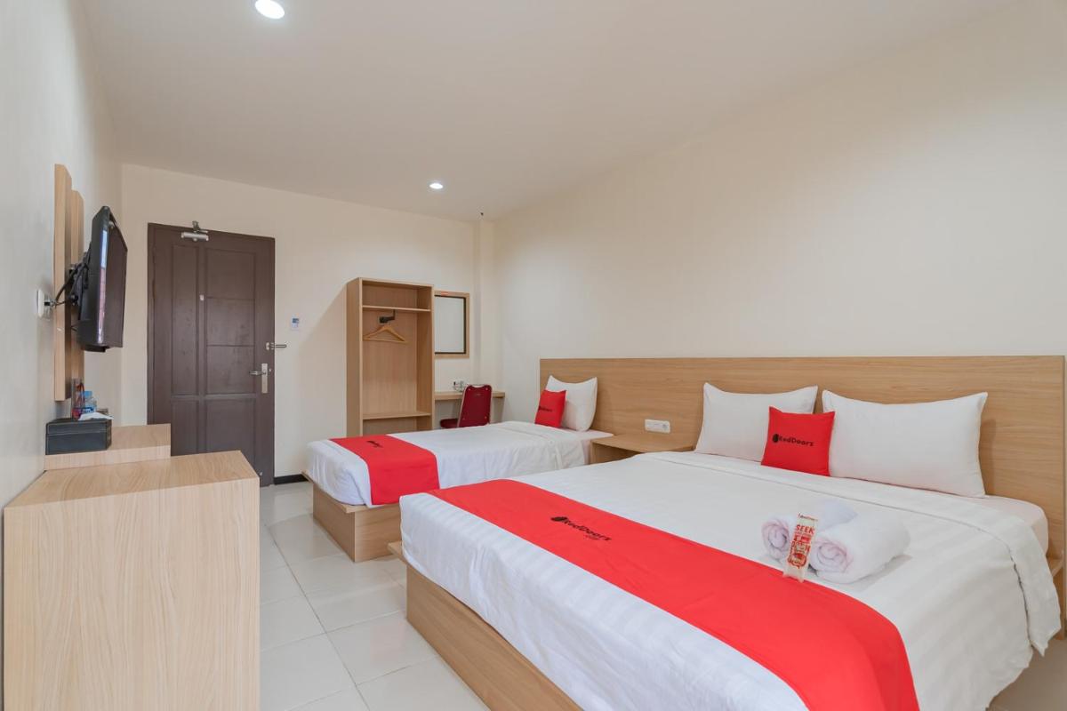 RedDoorz Syariah Plus near Tanjungpura University 2 Pontianak - Housity