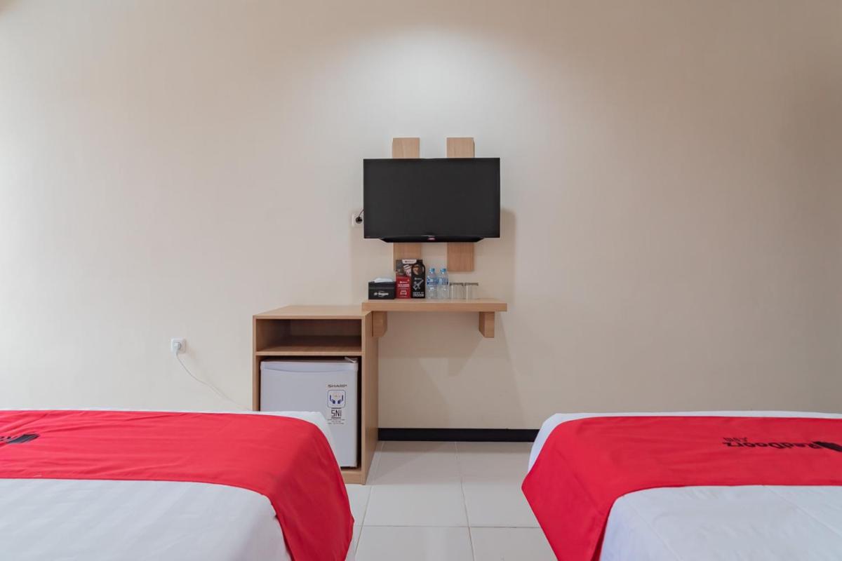 RedDoorz Syariah Plus near Tanjungpura University 2 Pontianak - Housity