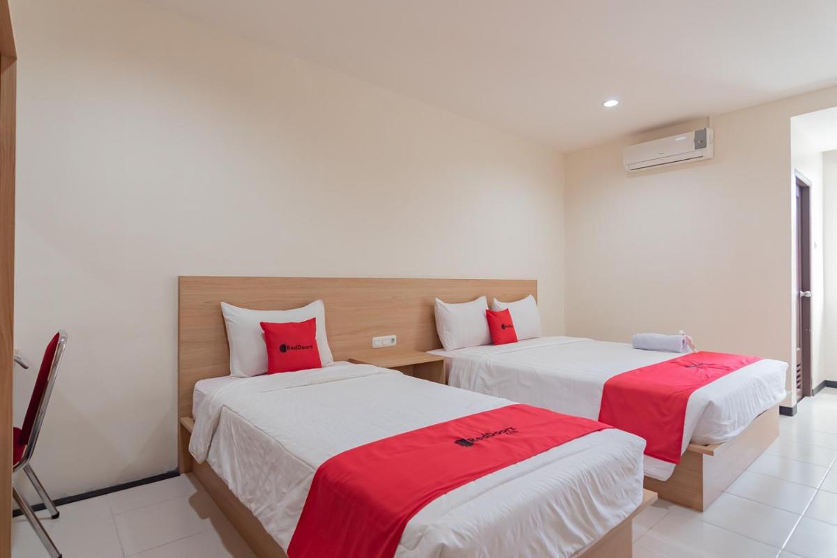 RedDoorz Syariah Plus near Tanjungpura University 2 Pontianak - Housity