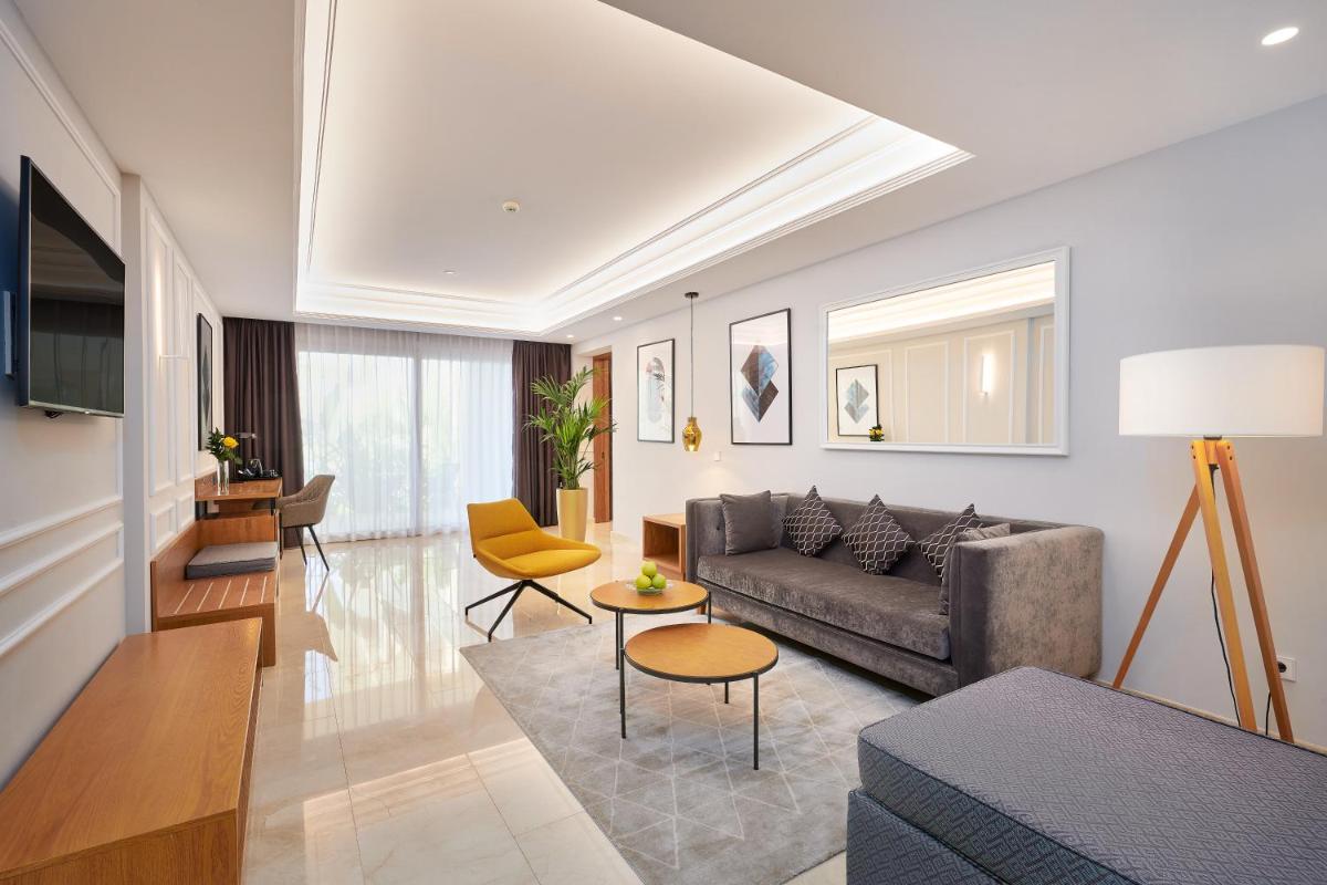 una sala de estar con un sofá y una mesa en Grupotel Playa de Palma Suites & Spa, en Playa de Palma