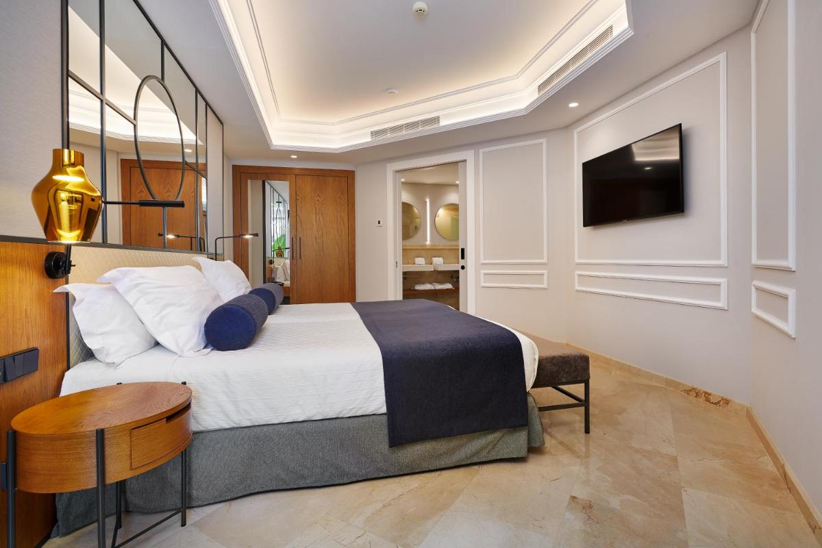Una televisión o centro de entretenimiento en Grupotel Playa de Palma Suites & Spa
