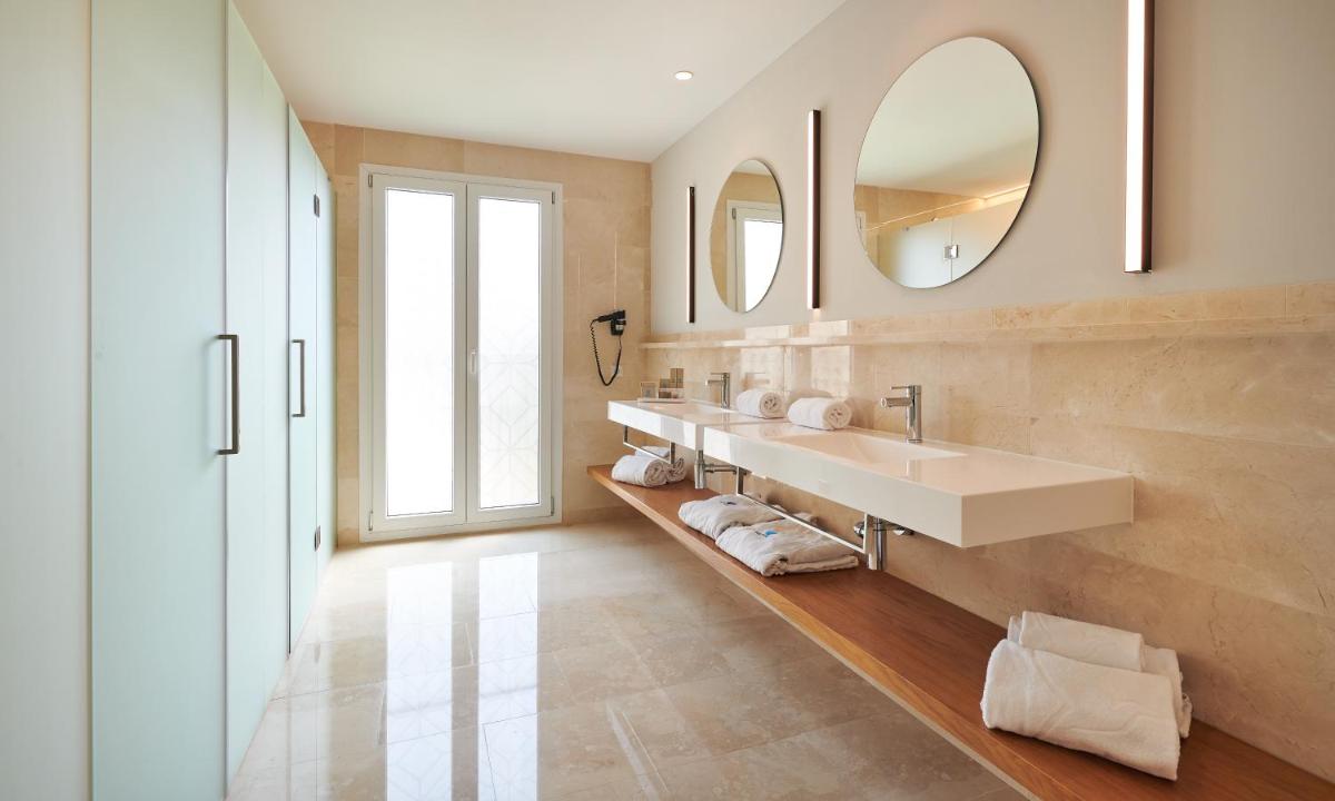 un baño con lavabo y espejo en Grupotel Playa de Palma Suites & Spa, en Playa de Palma