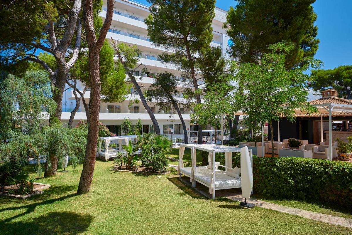 Jardín al aire libre en Grupotel Montecarlo