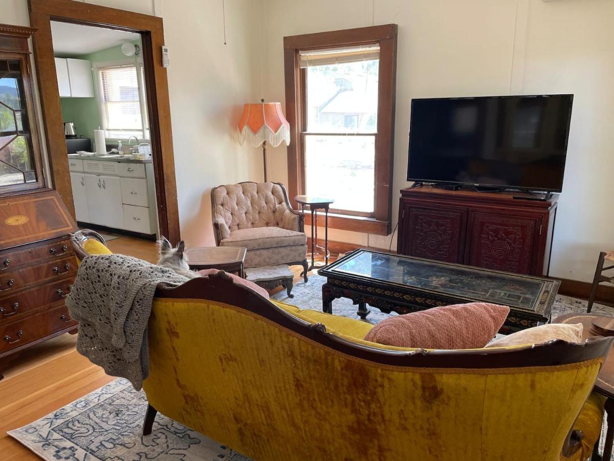 7min Walk to Courthouse Plaza! Historic Cottage - Housity
