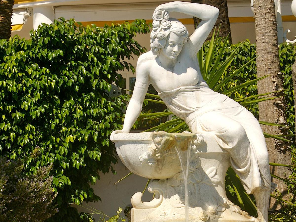 Jardín al aire libre en El Oceano Beach Hotel Adults only recommended