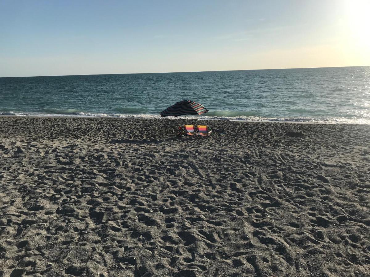 Beachfront Venice Casa de Villa - Housity