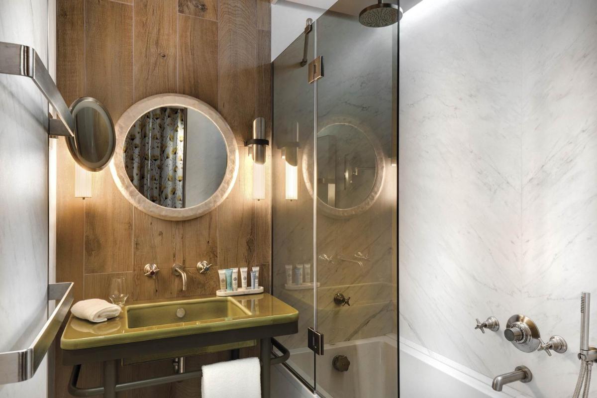 Salle de bains dans l'établissement La Demeure Montaigne