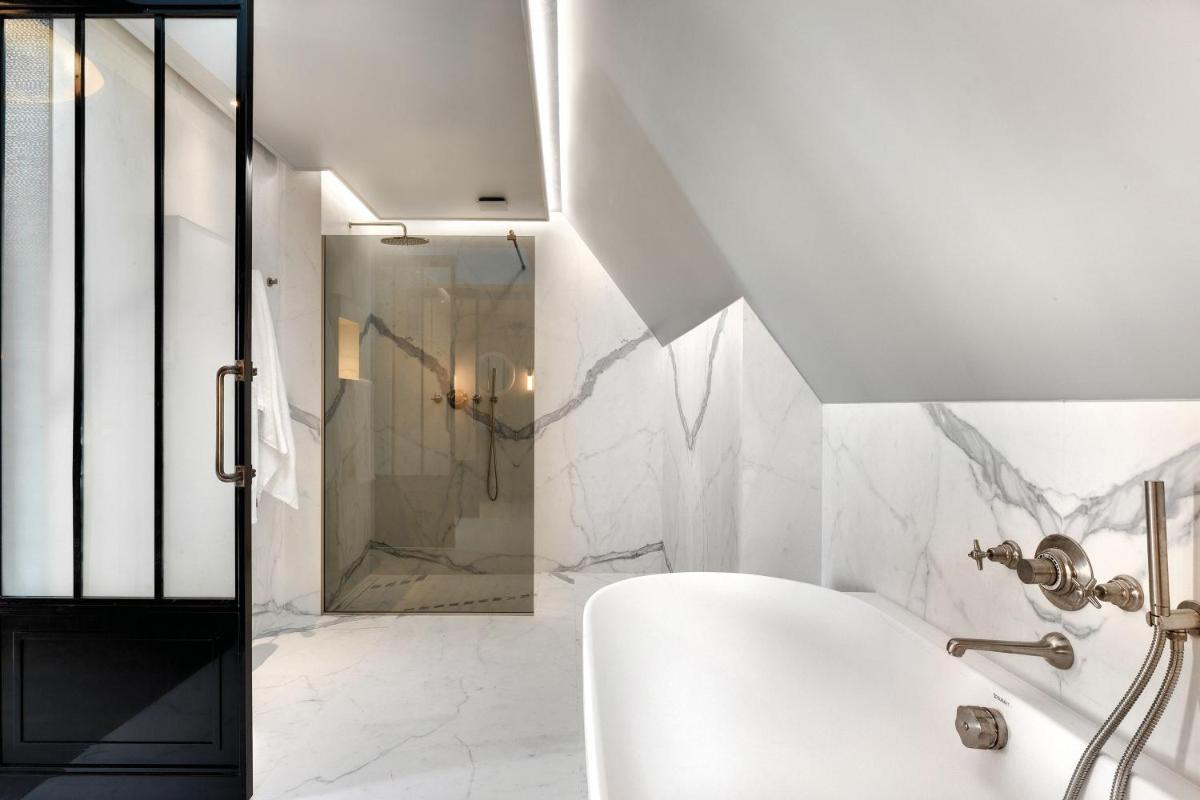 Salle de bains dans l'établissement La Demeure Montaigne