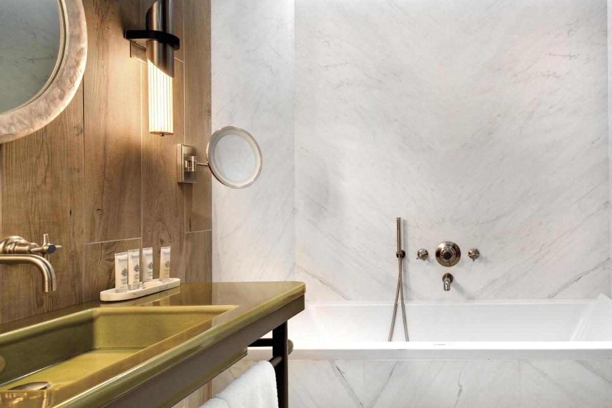 Salle de bains dans l'établissement La Demeure Montaigne